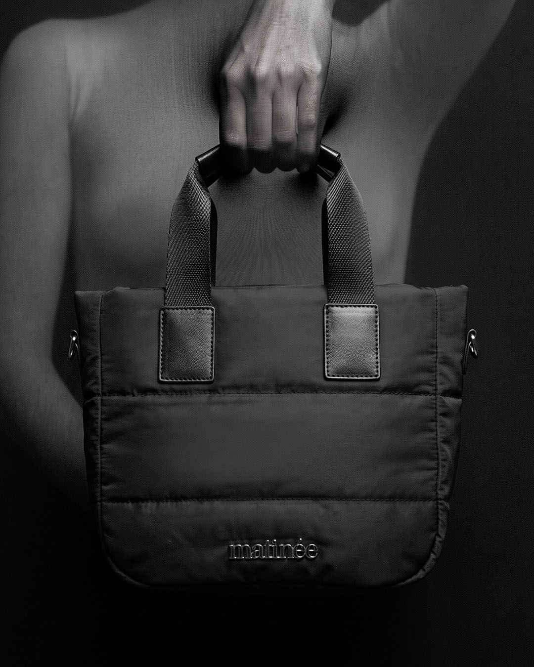 Dettaglio della mini tote con logo Matinée